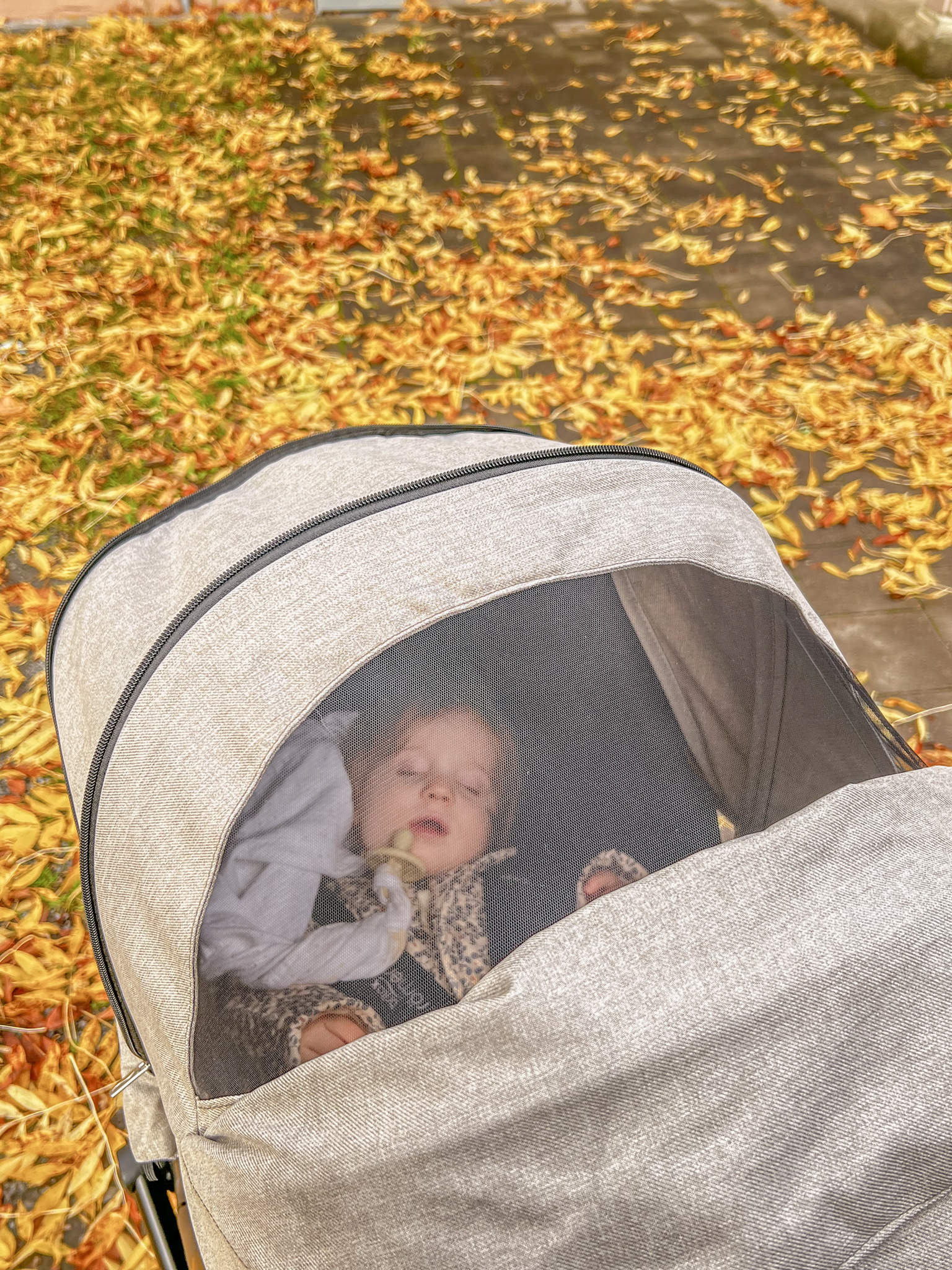 barnvagn med lucka i suflett